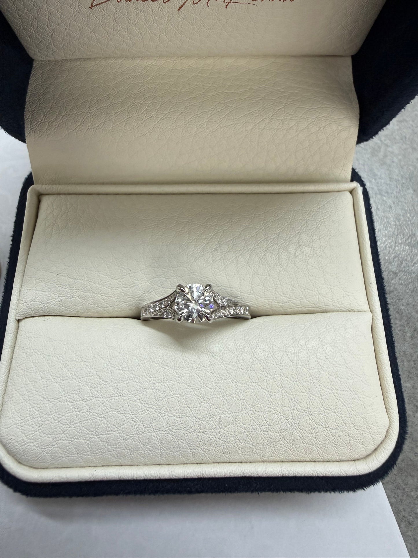 18ct White gold E/F Vs 0.80ct Lg Diamond Split band Engagement ring with natural shoulder diamonds