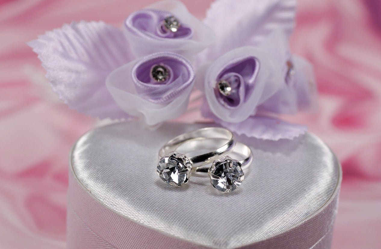 Custom vs. Ready-Made Engagement Rings: How to Choose Yours – DM Jewellers